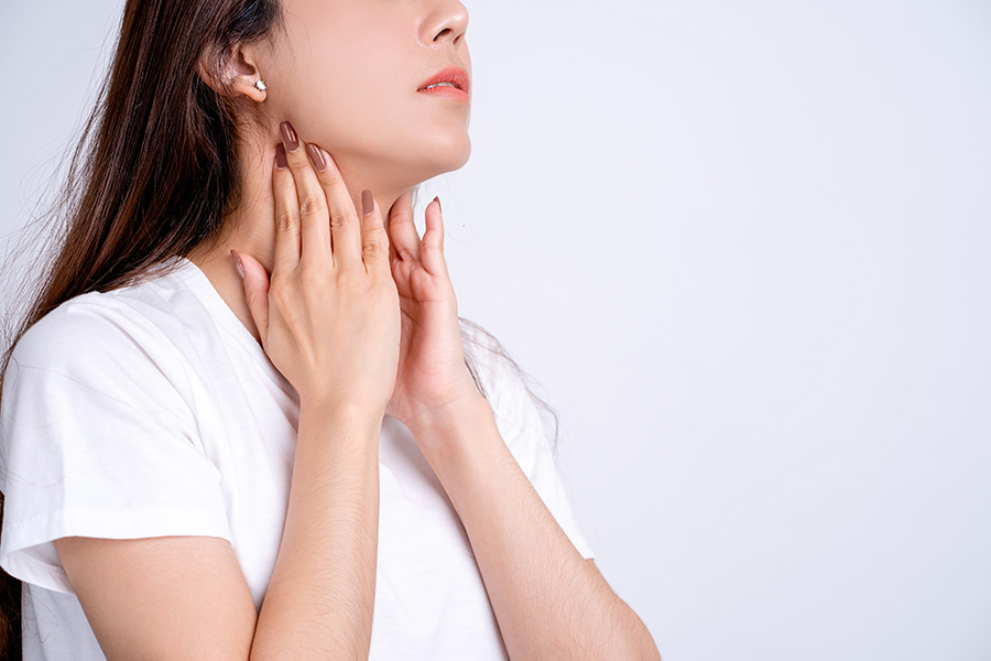 【医師監修】喉のイガイガ、痛み、乾燥がつらいときの対処法は？原因や予防についても一緒に解説