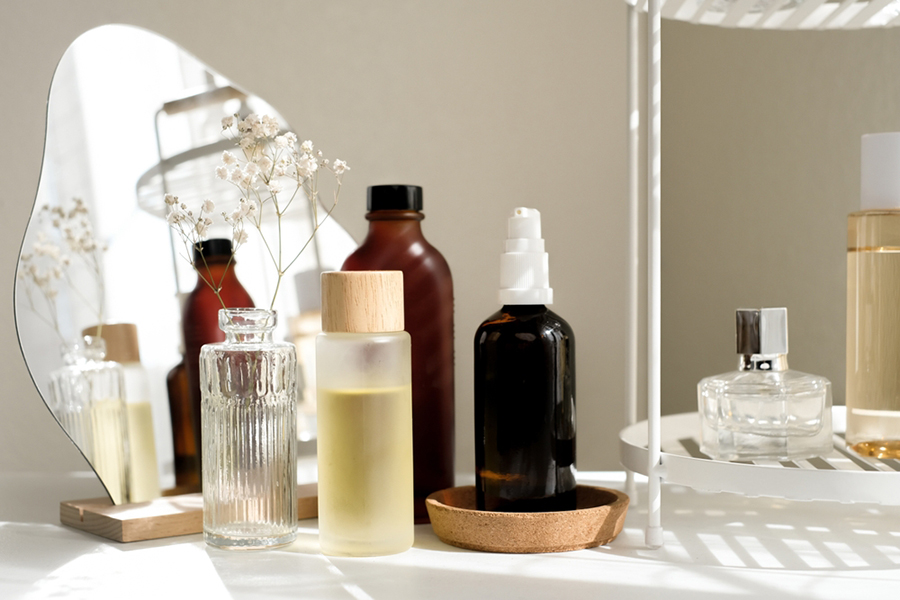 エイジングケアとは?お手入れをはじめるタイミングや年齢肌に合わせたケア方法、化粧品選びの注意点を紹介