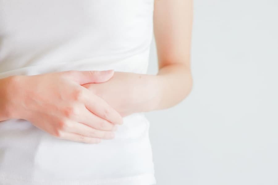 もう胃もたれに悩まない!原因や生活習慣の改善による解消法、薬の選び方、受診の目安までの徹底ガイド