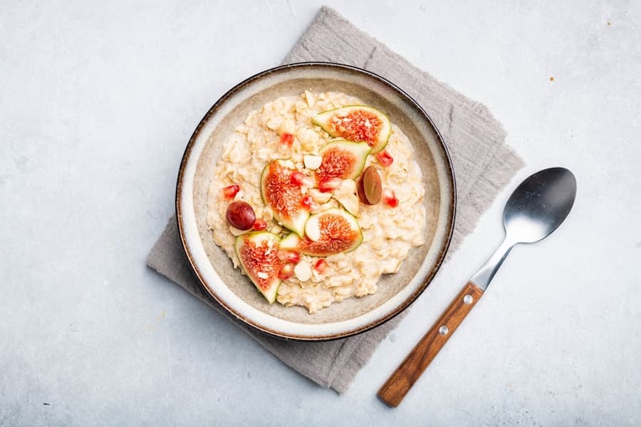 オートミールは白米より高カロリー?糖質制限やダイエットに適する理由や超簡単レシピを管理栄養士が紹介