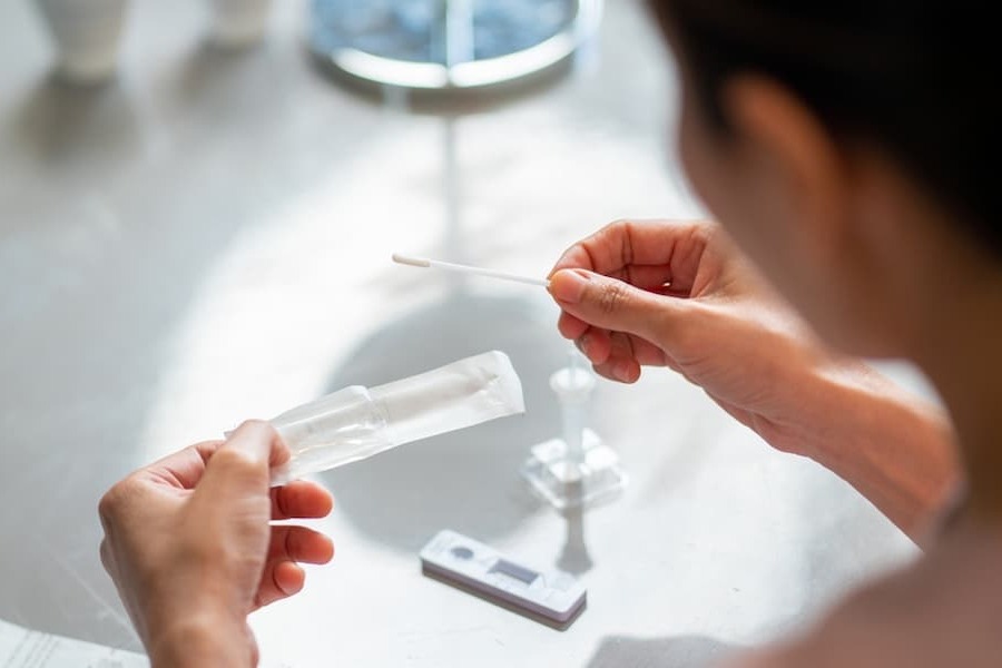 抗原検査キットの使い方徹底ガイド。選び方・判定基準・使用上の注意を理解し、自分と家族を守ろう