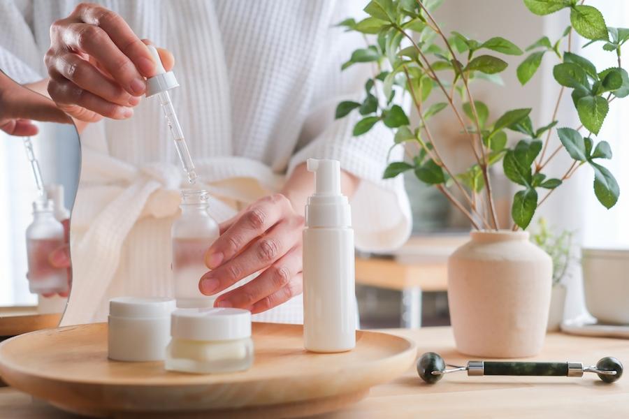 顔の保湿方法を完全ガイド!クリーム・美容液を使用する順番や保湿のしすぎによる意外な落とし穴に注意