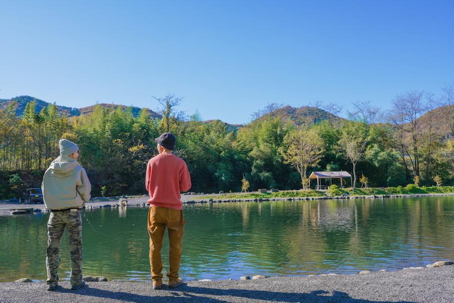 休日の遊び場は関東の管理釣り場が正解！初心者も手ぶらで心身を整える癒やしのアウトドアバス旅