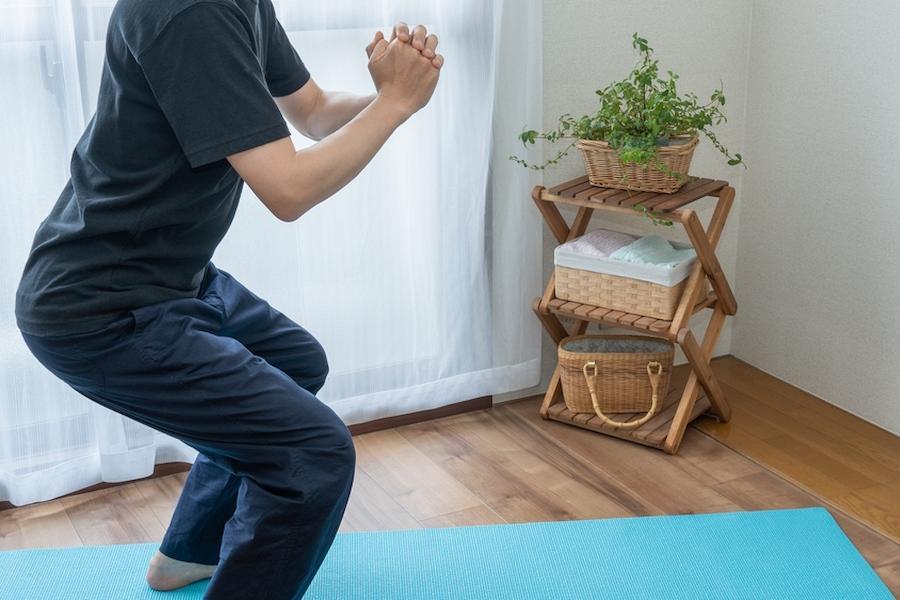 男性がぽっこりお腹になるのはなぜ？生活習慣の見直しと一緒に行いたい自宅や会社でできるトレーニング5選