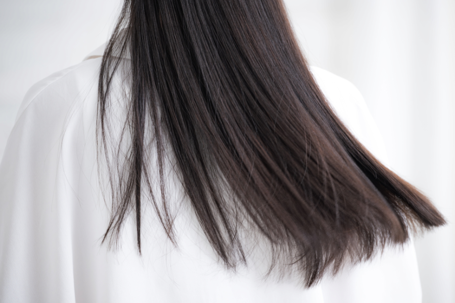 女性ホルモンと抜け毛はどう関係している？薄毛の原因を正しく理解して適切な対策を取り入れよう