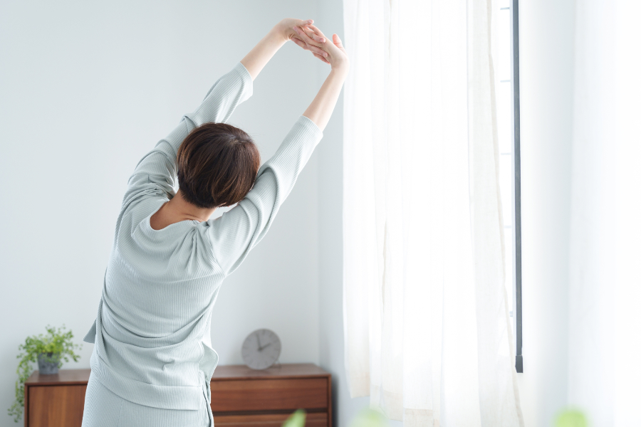 中性脂肪の値を下げる室内向け運動3選！椅子や雑誌の束を使って手軽にできる有酸素運動＆筋トレを伝授