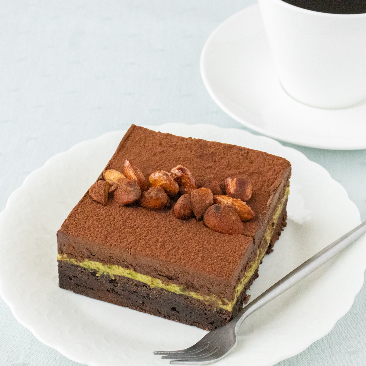 【冷凍食品】ピスタチオの豊かな風味と重厚なチョコレートの植物由来ケーキ