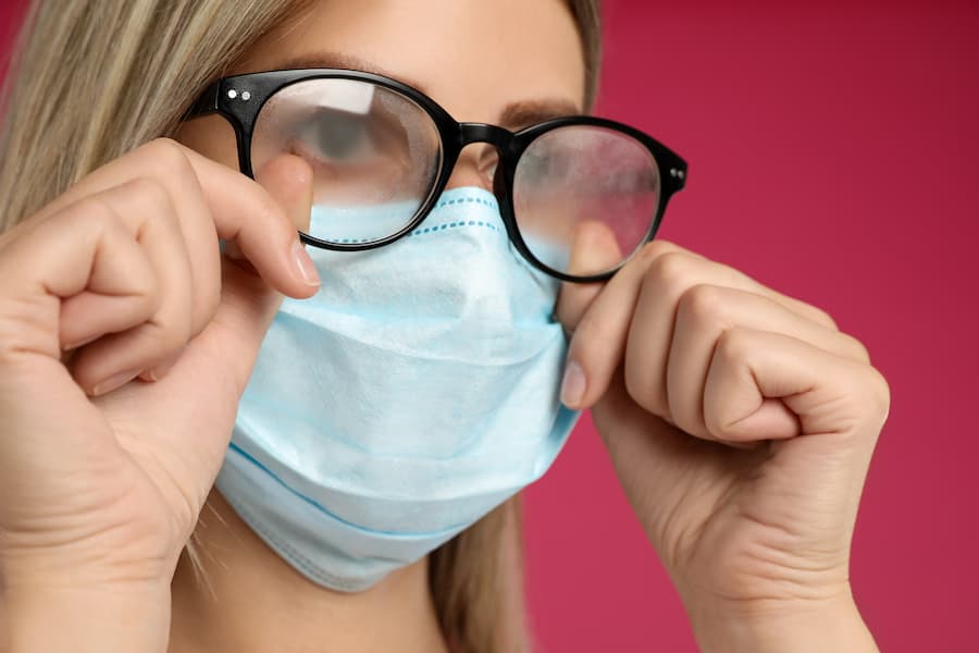 マスクをしてもメガネを曇らせない!気軽にできる曇り止め対策とアイテムをご紹介