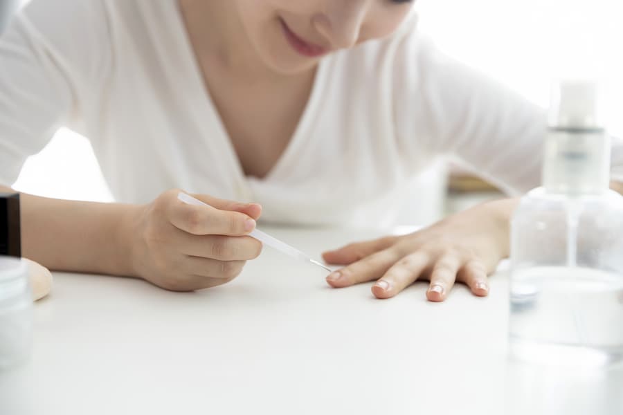ネイルケアの甘皮の処理の仕方はどうしたらよい？サロンとセルフケアの違いや必要な道具、甘皮ケアの注意点を解説