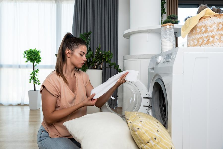 「紙おむつを洗濯してしまった…」吸水ポリマーまみれの衣類と洗濯機をピカピカにする対処手順とは?