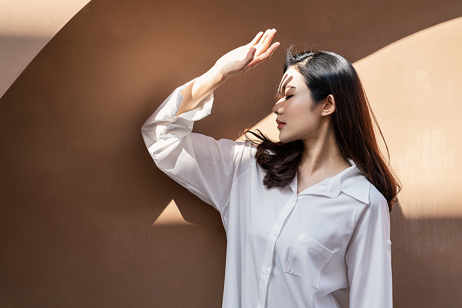 紫外線が目にあたえる影響とは？充血・痛み・歪みから考えられる疾患と目を守る対策法を解説