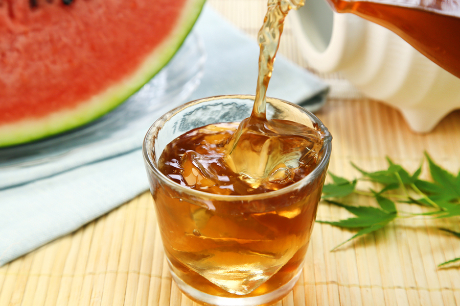 熱中症対策の水分補給でオススメの飲みものとは？「スポーツドリンクや麦茶はダメ」の噂の理由も検証