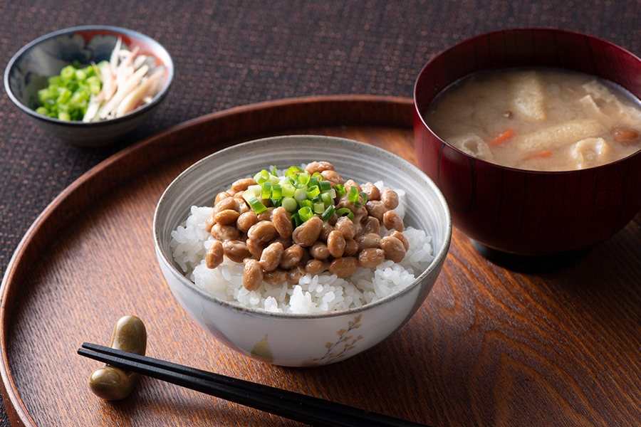 【医師監修】納豆菌とは？特徴・効果・効能を説明。腸内環境にいい理由や「強い」といわれる理由を解説