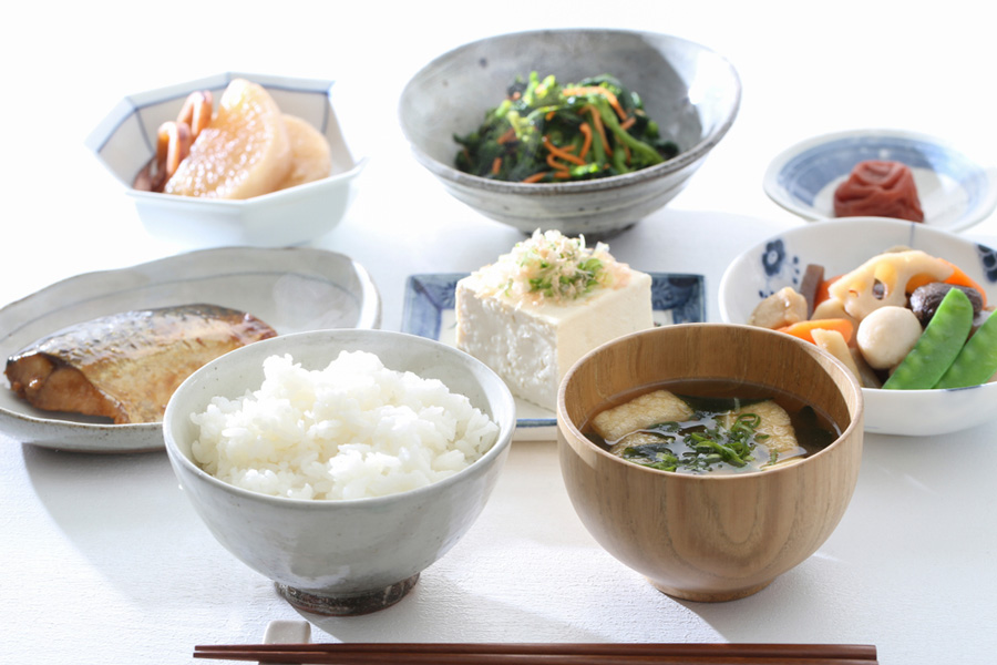 新生児期や乳児期に必要な栄養素とは!?ママの食事や離乳食で気をつけるべき点を解説