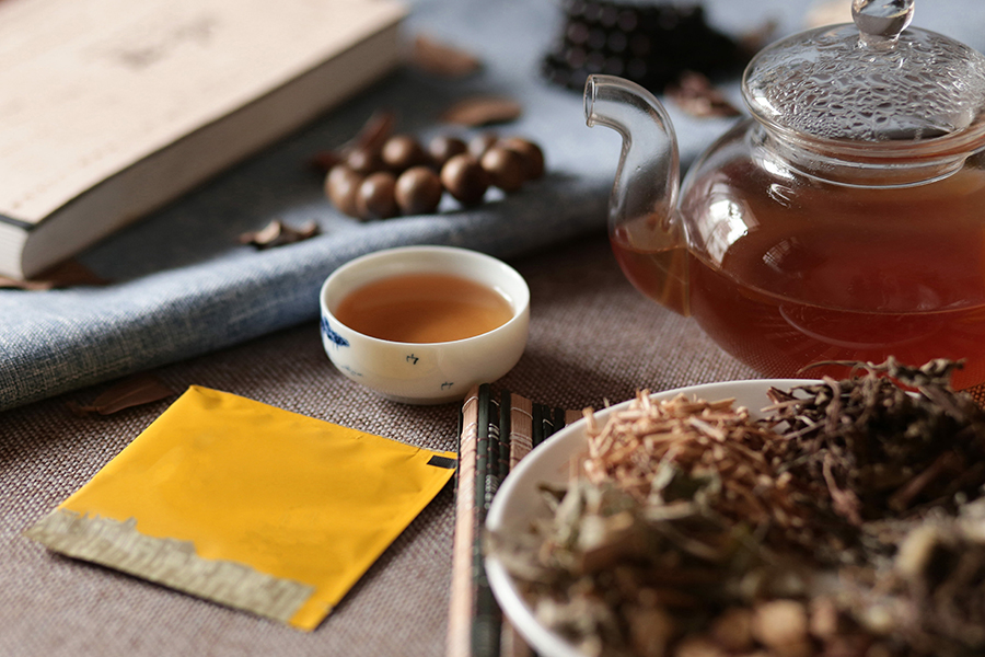 漢方薬の効果的な飲み方は？知っておきたいコツや情報、苦味が苦手な人や子どもが飲みやすくなる方法も紹介