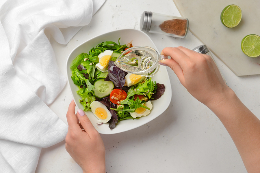 【管理栄養士監修】MCTオイルの使い方や食べ方は？タイミングや適量、おすすめレシピを紹介