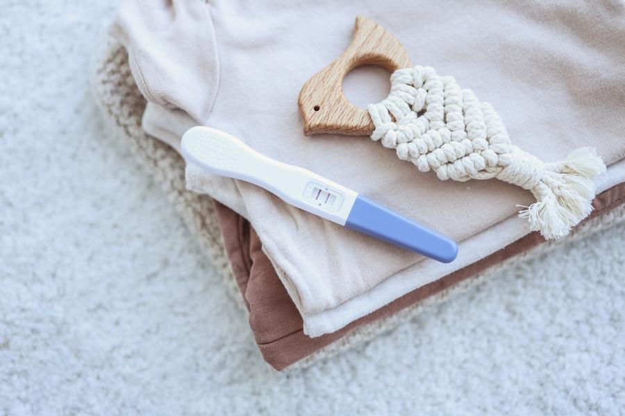 妊娠検査薬はいつから使える？判定の仕組みや使い方、偽陽性・偽陰性がでる原因までまるごと解説