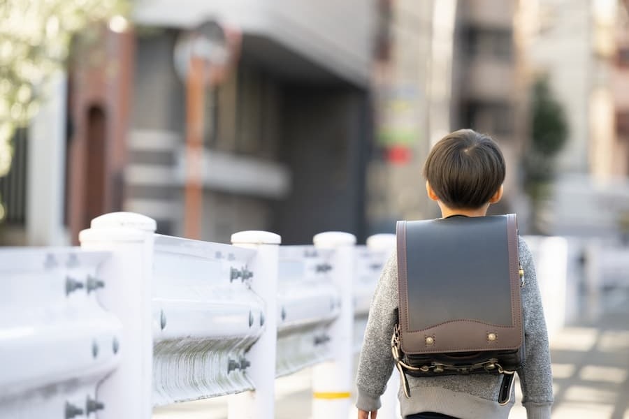 学級閉鎖の基準とは？習い事や外出はどうする？期間や欠席人数の目安、家での過ごし方を教員が解説