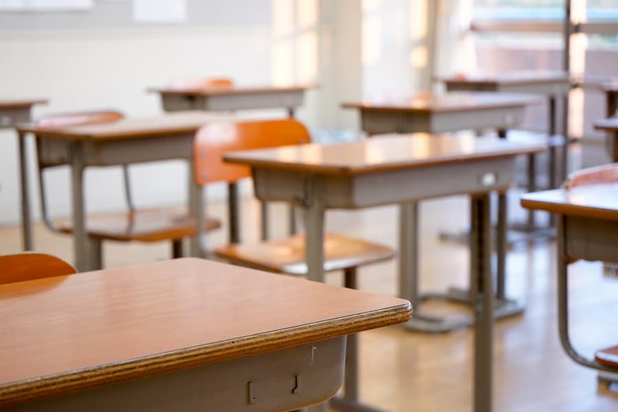 学級閉鎖で親の仕事はどうする？仕事を休んだ際の補償や助成金は？預け先や留守番の注意点を解説