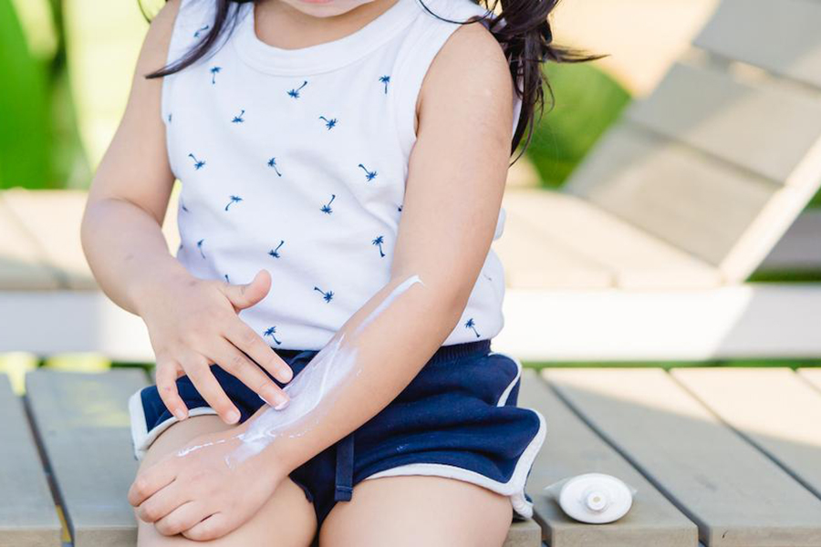 子どもの紫外線対策とは？日焼け止めを学校で使うポイントや失敗しない選び方のコツを紹介