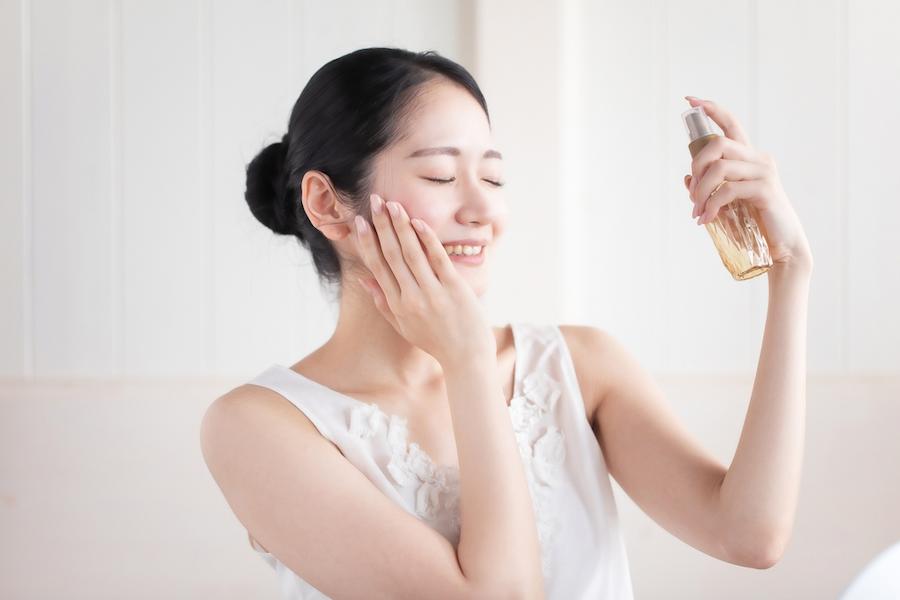 日焼け止めの効果を持続させるには2～3時間おきの塗り直しが大切！メイクの上からできる対策