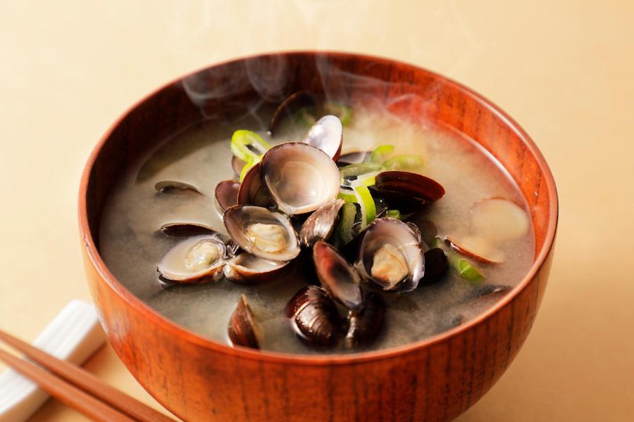 【医師監修】二日酔い対策はこれで万全！吐き気と胸やけを和らげる食べ物・飲み物・ツボ押しで対処しよう