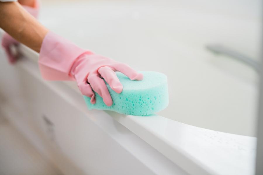 お風呂掃除の基本のやり方がわかる!汚れに適した洗剤と便利グッズで初心者でも簡単ピカピカに