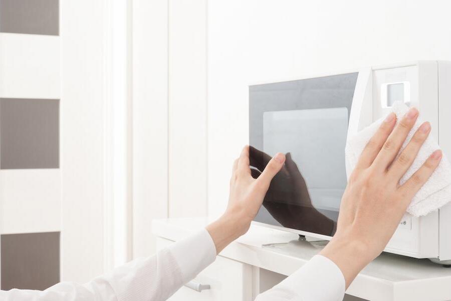 電子レンジ掃除でやってはいけないこととは?頑固な汚れや焦げをみるみる落とす必殺技でスッキリきれいに