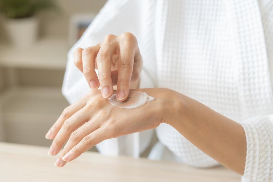 【医師監修】手荒れ悩みにワセリンがいいって本当？ハンドクリームとの使い分けは？効果的なケア方法を確認