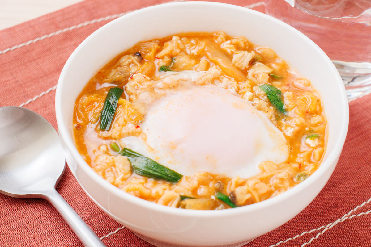 【ハピネスオートミールレシピ①】ダイエット中の栄養補給に！キムチチゲ雑炊のレシピは旨辛お腹も大満足