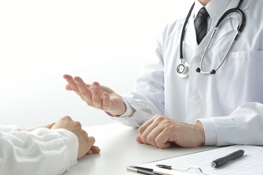 大人が溶連菌感染症に気づかず放置するとどうなる？合併症を引き起こさないために早めの受診と治療を