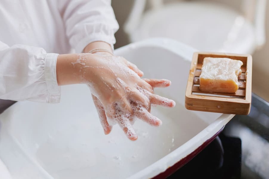 溶連菌感染症の感染経路や潜伏期間は？大人もうつらないようにするために、適切な対策を心がけよう