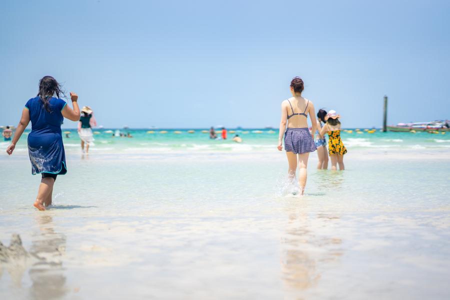 夏の海水浴場でクラゲに刺されたくない！被害を避けるには情報収集・適切行動・毒針対策の知識が大事
