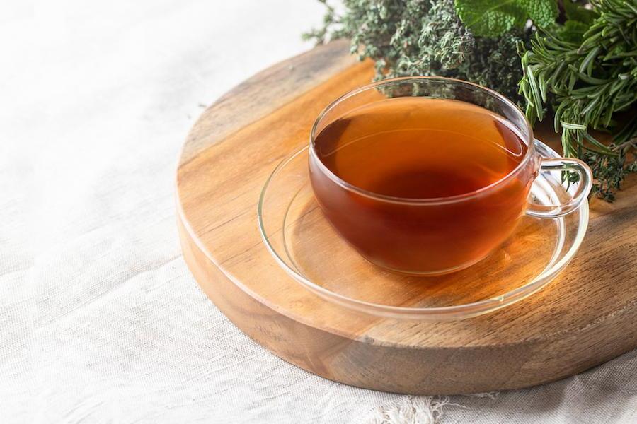 胃もたれを和らげるには？すぐに試せるセルフケアや食事、ツボ、薬の選び方まで胃を楽にするヒント