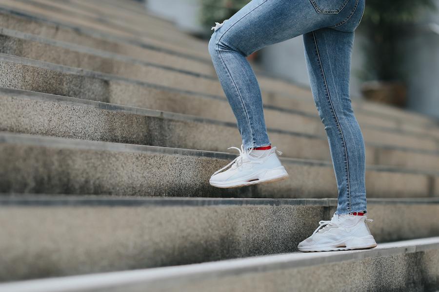 膝が痛い原因と年代別特徴をチェック！整形外科を受診する目安と5つのセルフケアを知り快適な毎日を