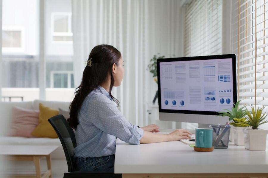 長時間のデスクワークを応援する腰専用サポーターとは？座り方やストレッチでも対策し、快適な毎日を送ろう