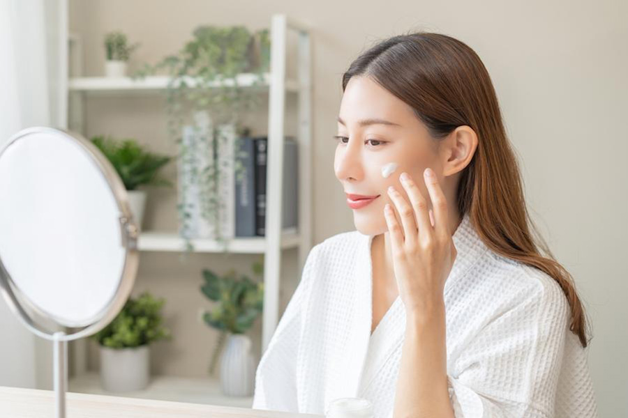 敏感肌こそ乳液にこだわるのがおすすめ！うるおいや美容成分を肌に留めるスキンケアの要ここにあり