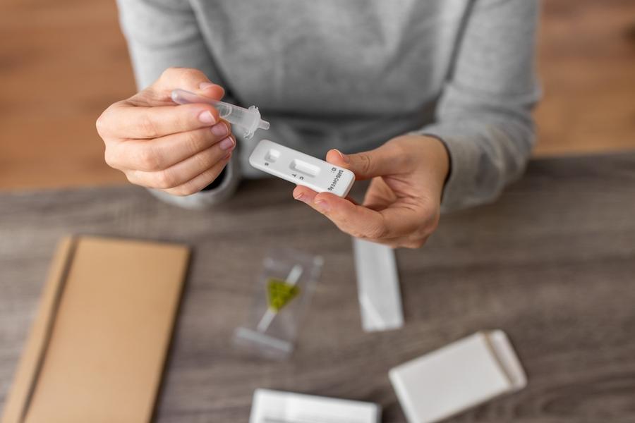 喉の痛みはコロナとインフルエンザどっち?特徴や期間、検査キット活用法をチェックして不安を解消しよう