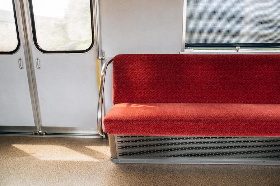 感染対策は電車・職場から！コロナ・インフルエンザウイルスが潜む場所と体調不良時にとるべき行動