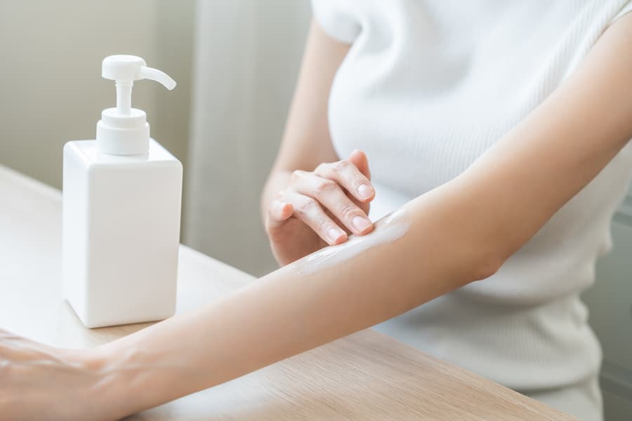 手荒れや肌荒れの原因とは？乾燥肌の仕組みを知り、日々のセルフケアや医薬品で適切にケアする方法