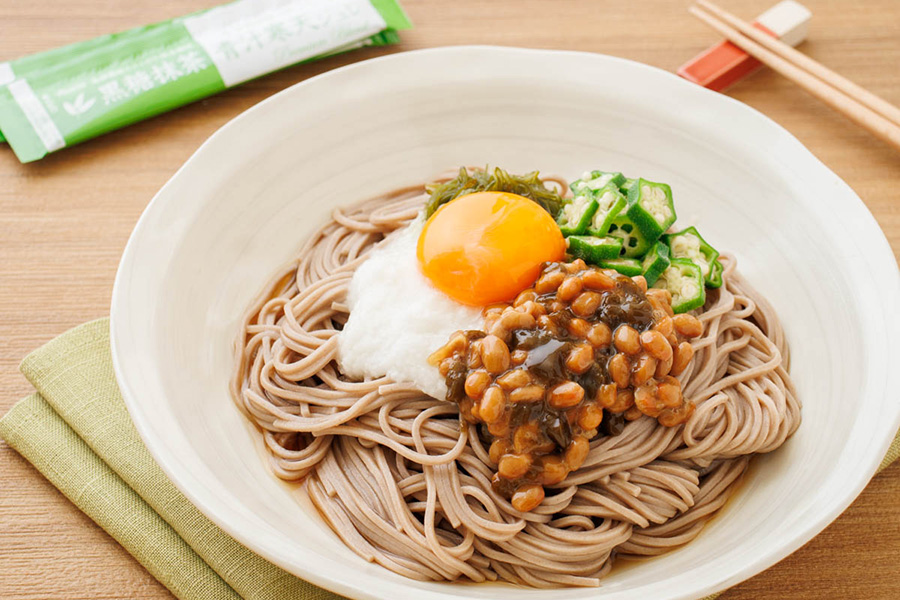 【ハピネス健康青汁レシピ④】具だくさんで大満足！青汁ジュレ納豆のねばとろ蕎麦で手軽にヘルシーランチ青汁ジュレ納豆とろろ蕎麦