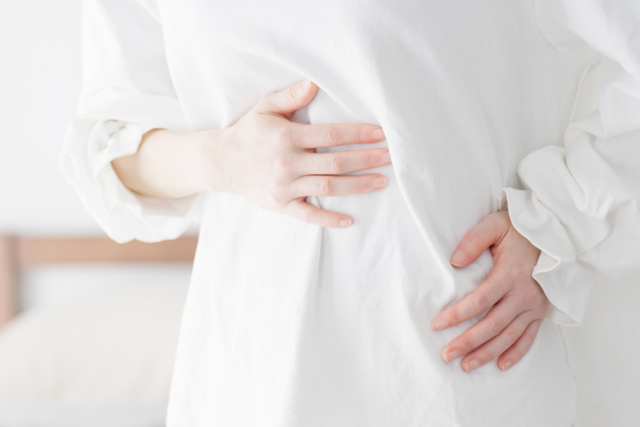 胃もたれ緩和にすぐ試せるセルフケアとは？コンビニ食品や市販薬の選び方を知り、胃の調子を整えよう