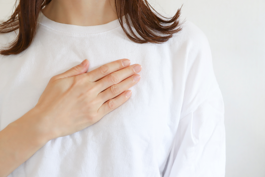 胸やけとはどんな感じ？具体的な症状と今すぐできる対処法を知りたいあなたに。胃腸薬の選び方も紹介