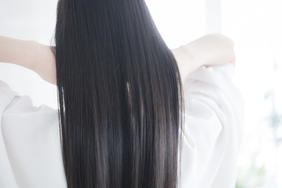 女性の髪を自然にボリュームアップさせるコツはWアプローチにあり。髪型の工夫と日常生活の見直しを