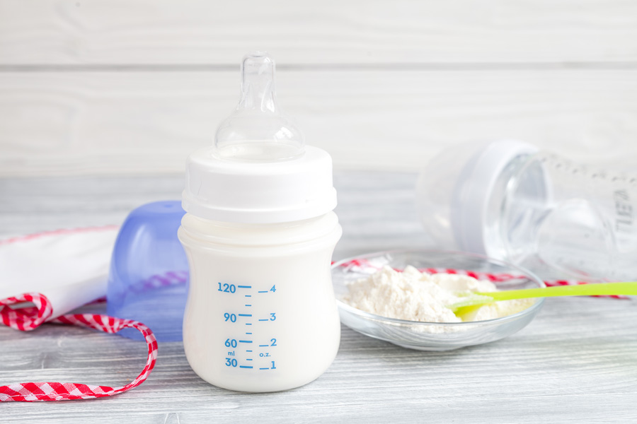 新生児にミルクはどのくらいあげる！？混合の場合の量やバランスのとり方・注意点について解説！