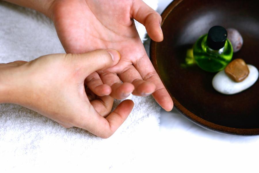 胃もたれをツボで速攻解消！